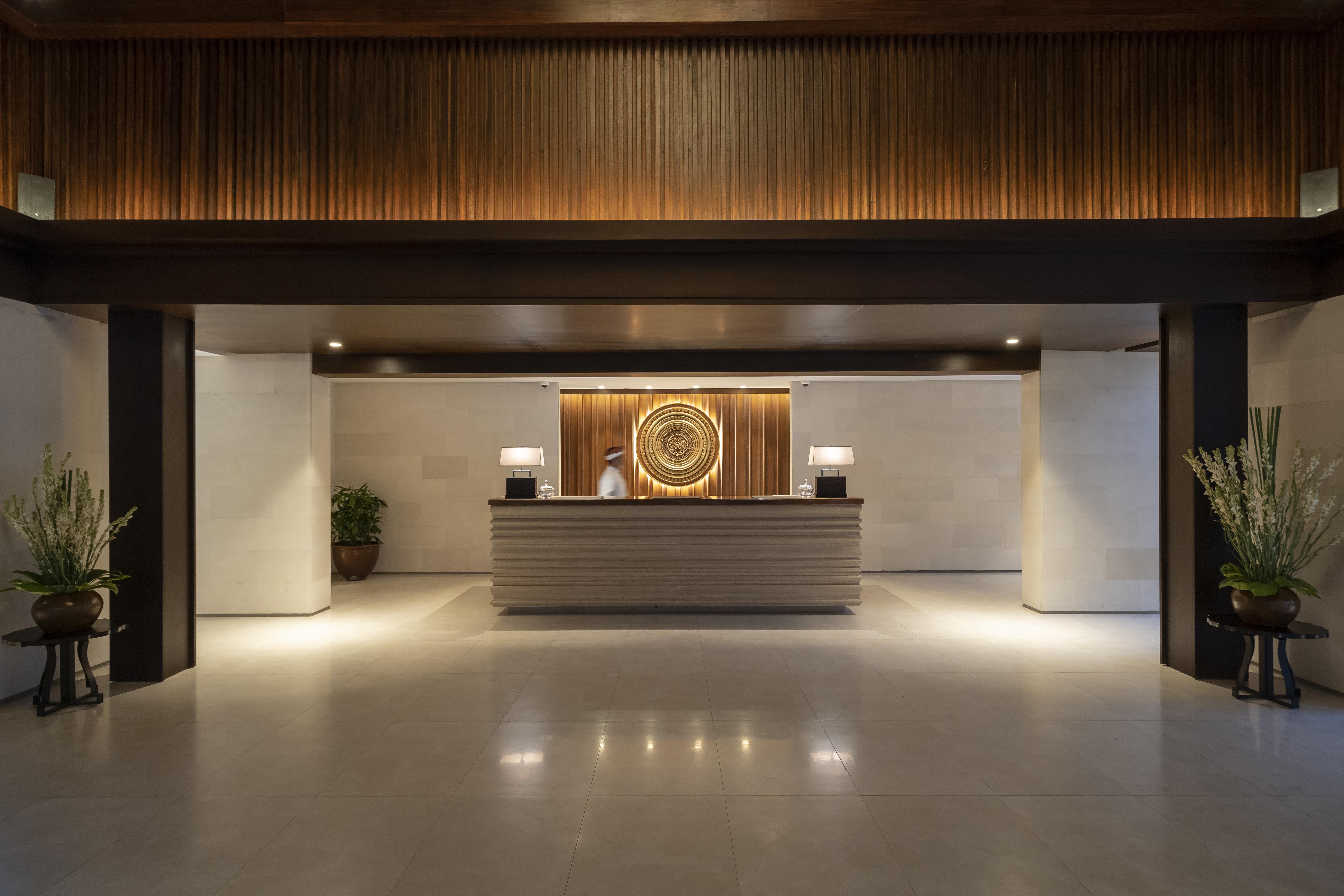 Ramayana Suites And Resort Kuta Lombok Exterior foto The lobby of the hotel