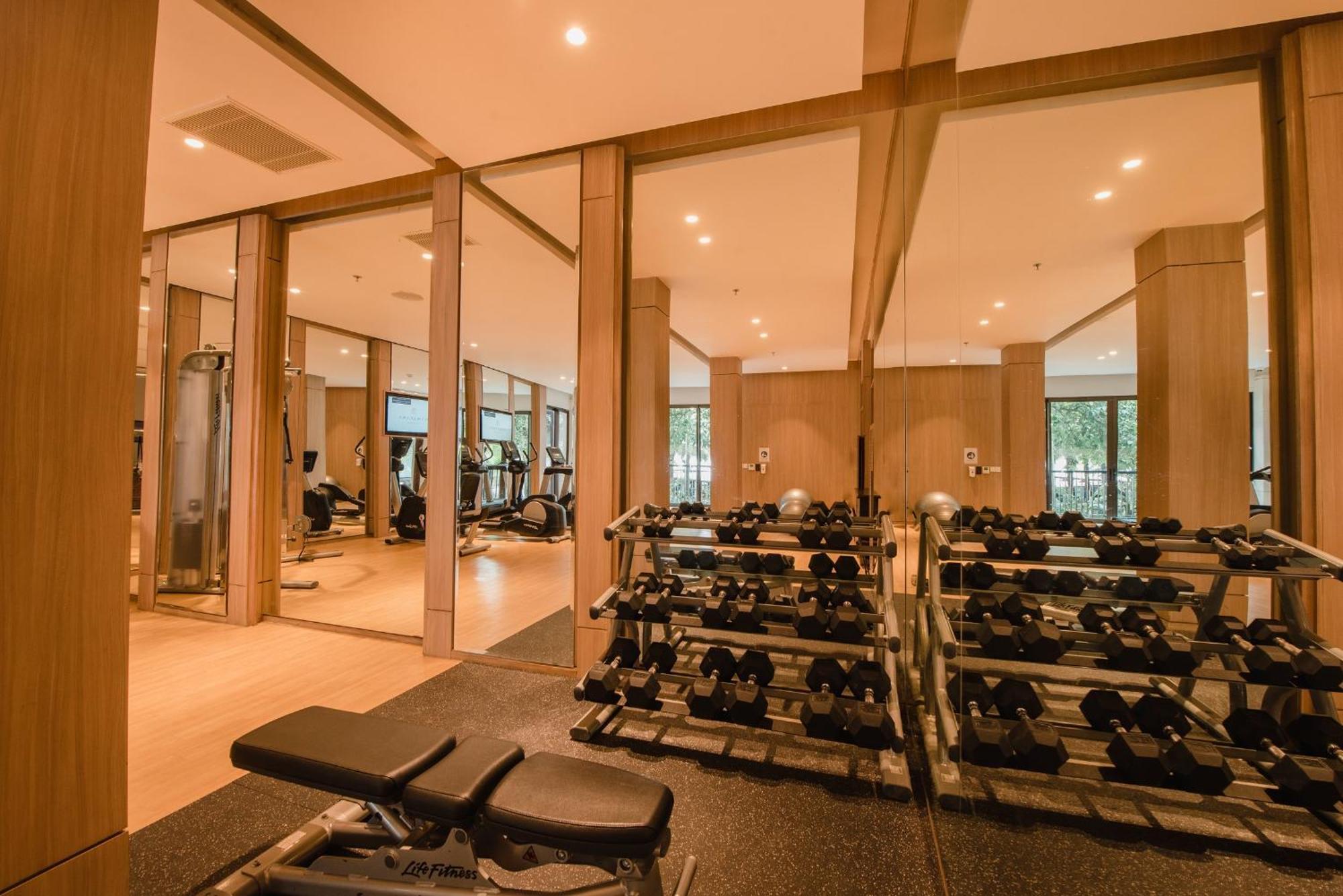 Ramayana Suites And Resort Kuta Lombok Exterior foto The gym at the hotel