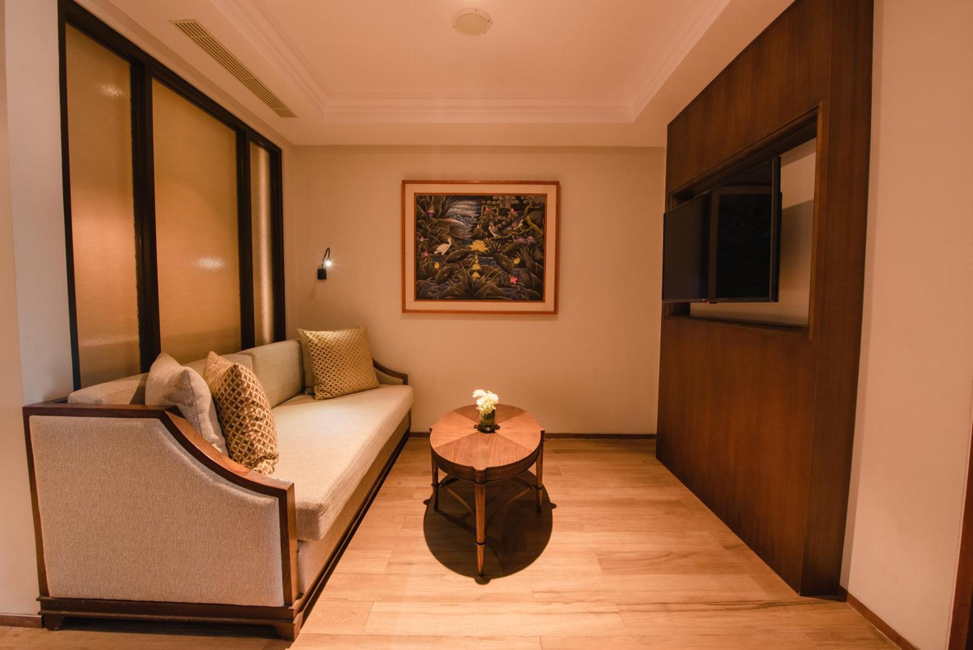 Ramayana Suites And Resort Kuta Lombok Exterior foto A living room in a suite at the hotel
