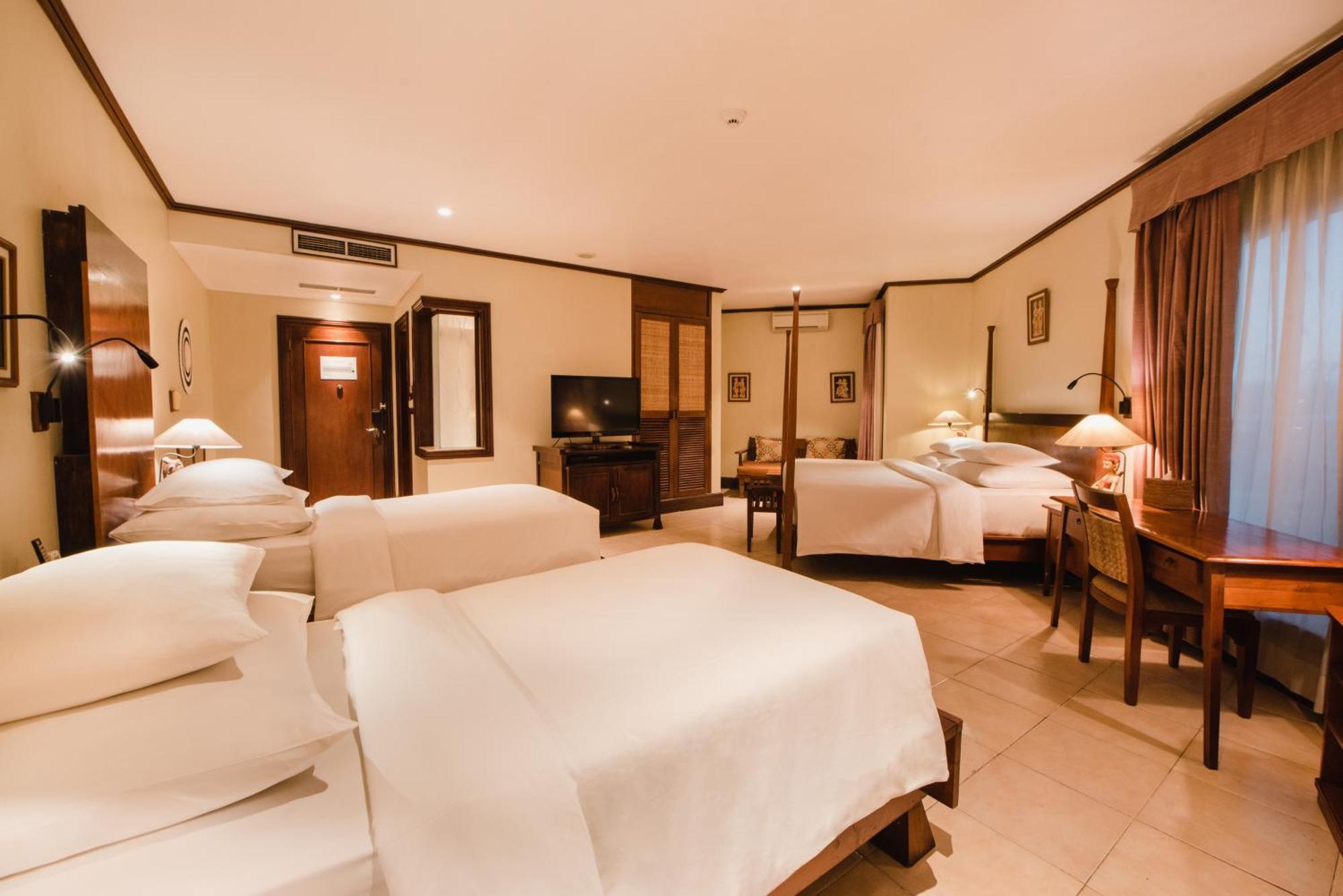 Ramayana Suites And Resort Kuta Lombok Exterior foto Family room