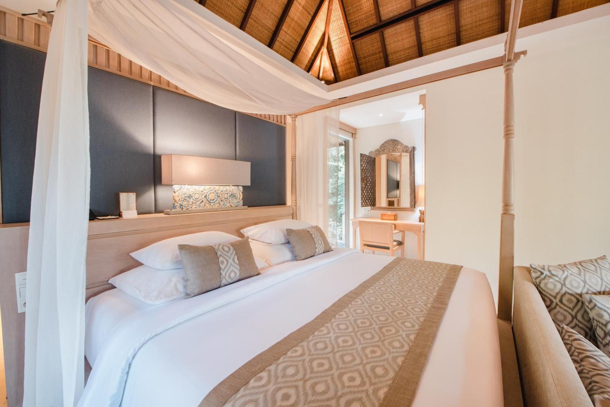 Ramayana Suites And Resort Kuta Lombok Exterior foto A bedroom at the resort