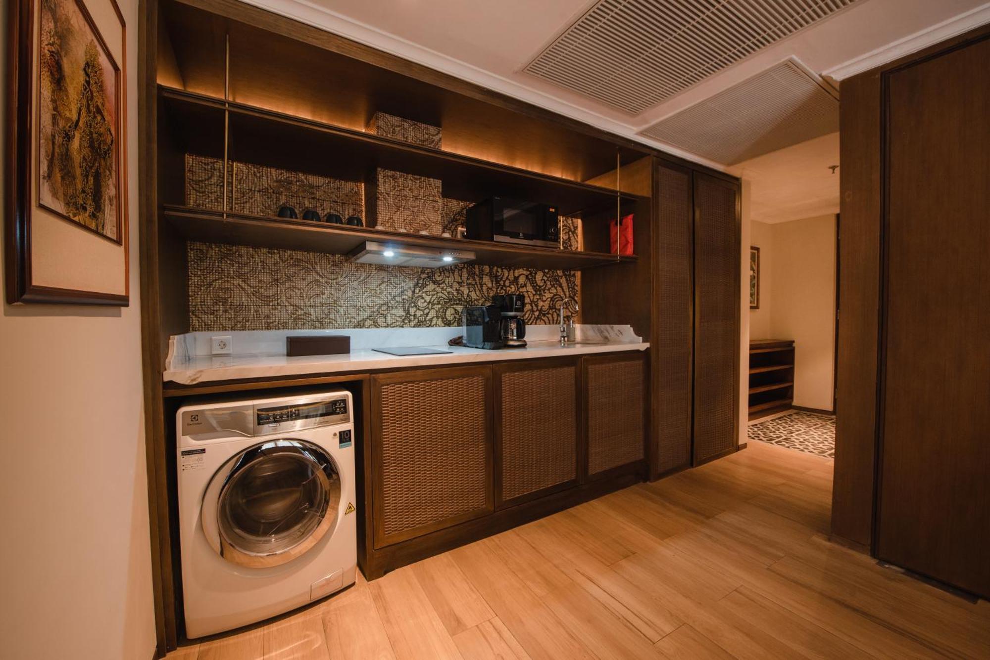Ramayana Suites And Resort Kuta Lombok Exterior foto A laundry room in a hotel