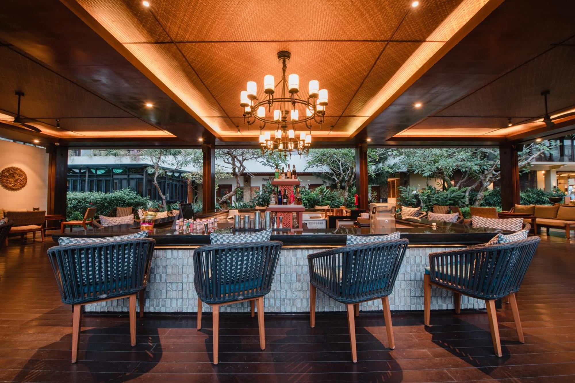Ramayana Suites And Resort Kuta Lombok Exterior foto The Bar