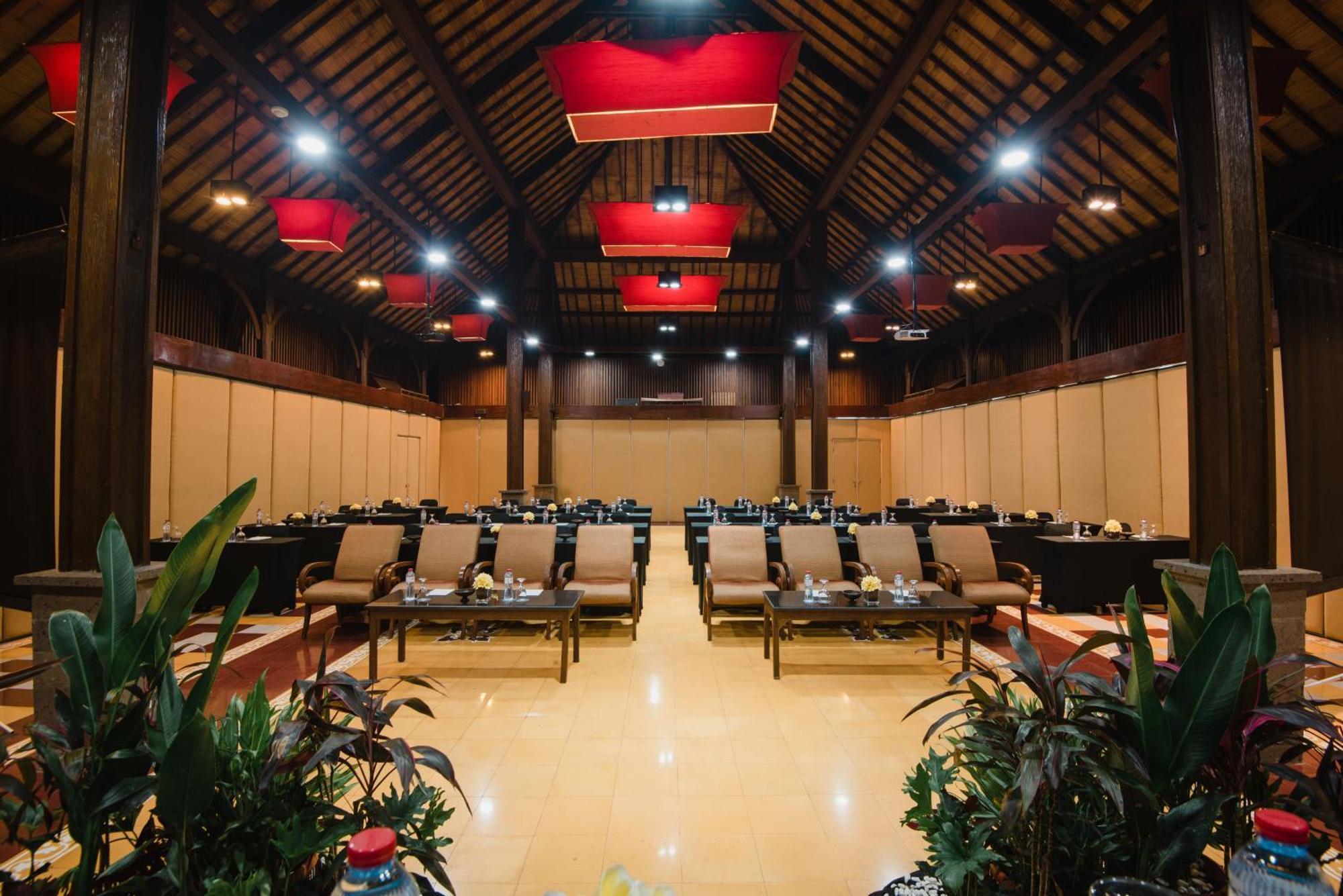 Ramayana Suites And Resort Kuta Lombok Exterior foto The interior of the main hall