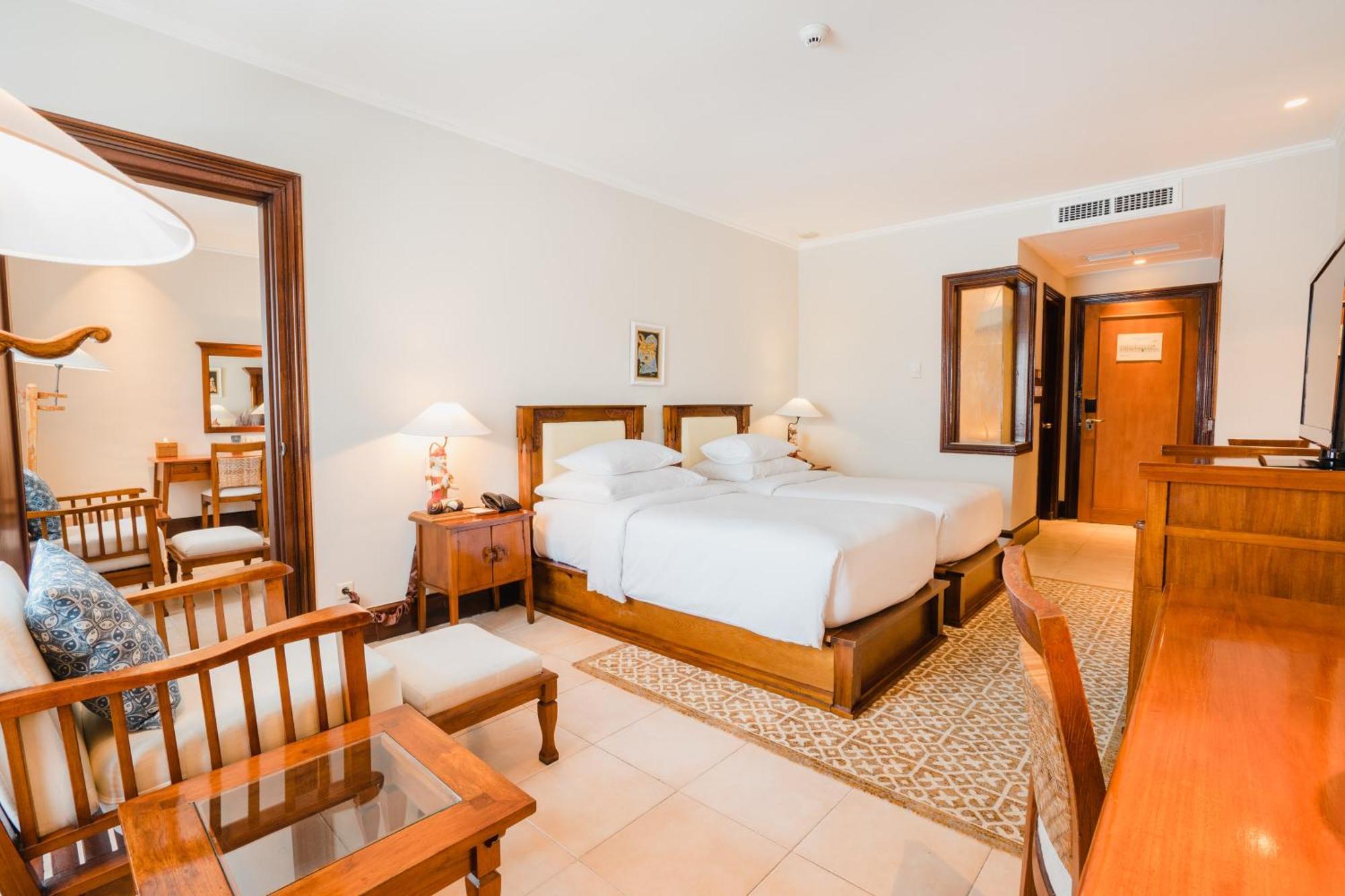 Ramayana Suites And Resort Kuta Lombok Exterior foto A room at the hotel