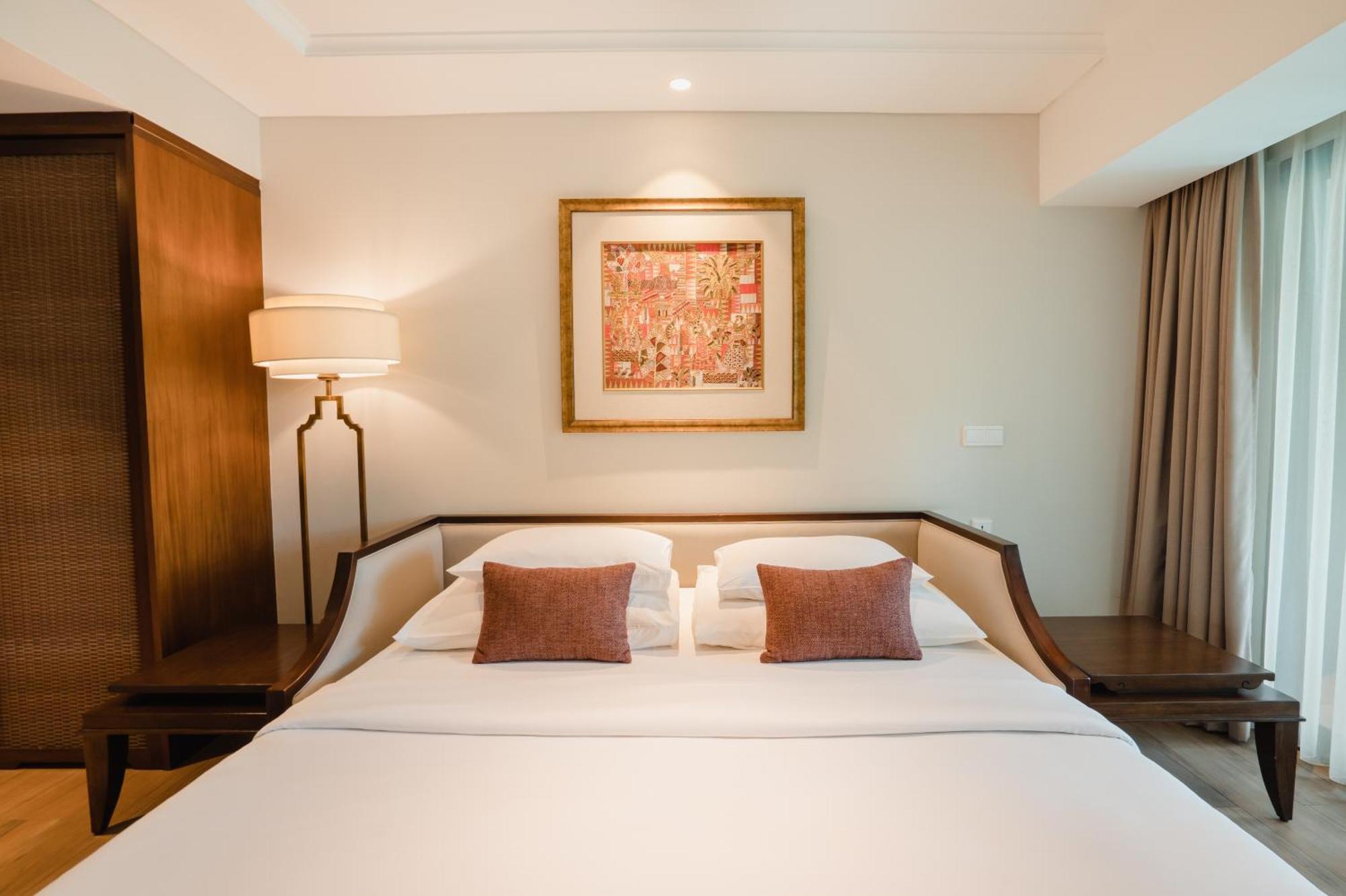Ramayana Suites And Resort Kuta Lombok Exterior foto A bedroom at the hotel