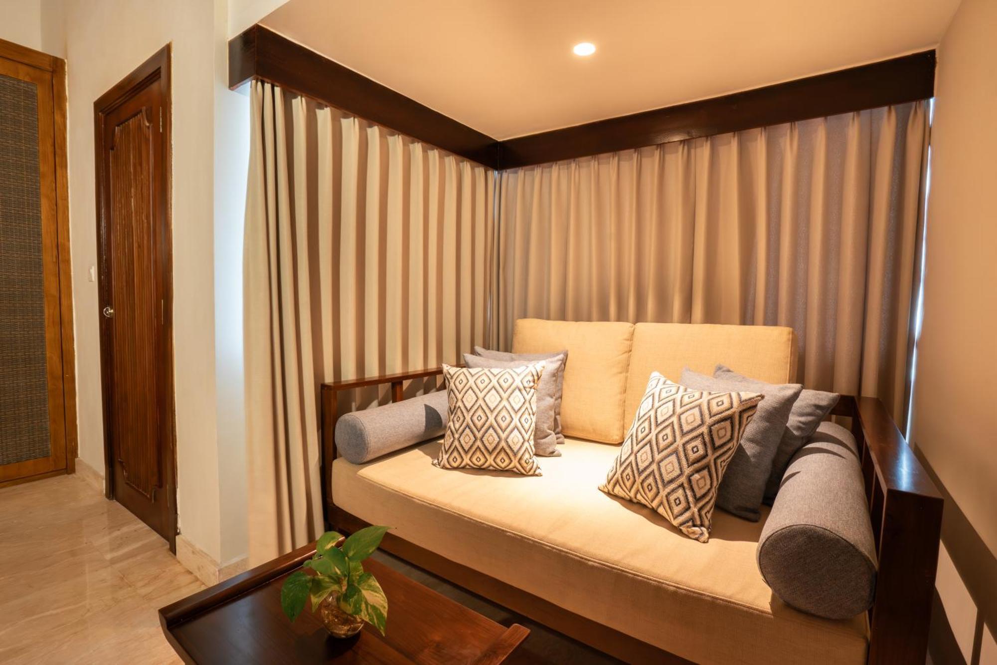 Ramayana Suites And Resort Kuta Lombok Exterior foto A sofa bed
