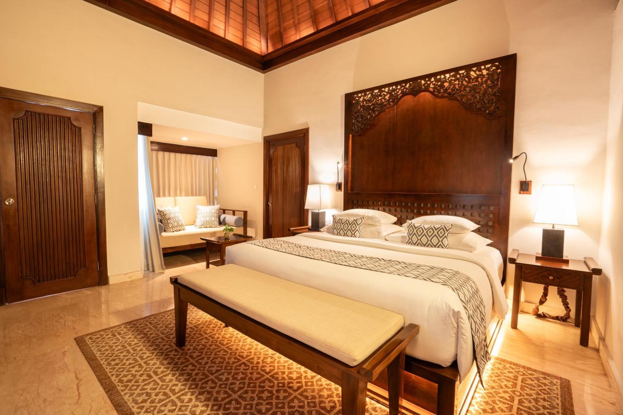 Ramayana Suites And Resort Kuta Lombok Exterior foto A bedroom at the Ritz-Carlton, Bahrain
