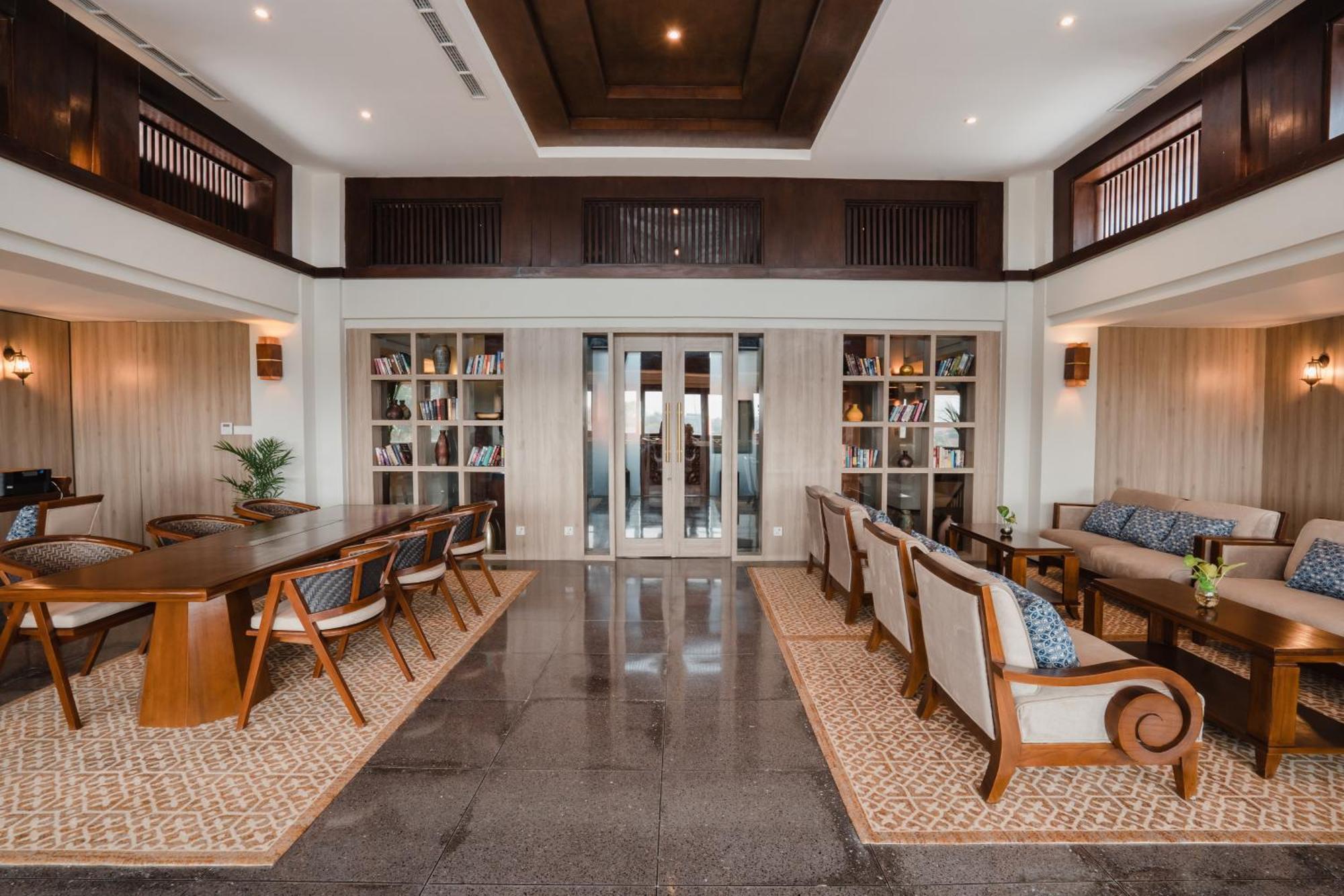 Ramayana Suites And Resort Kuta Lombok Exterior foto Library at the resort