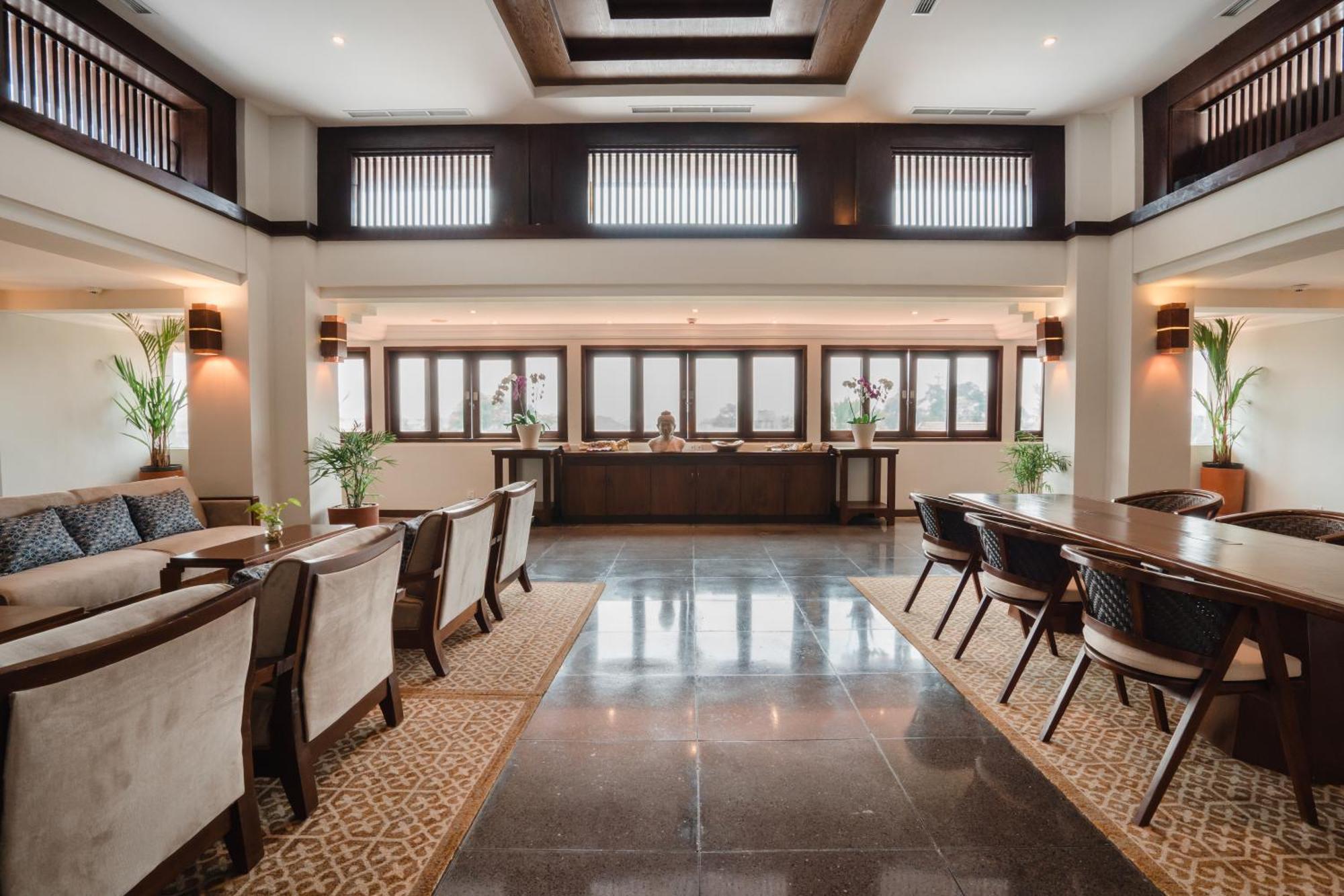 Ramayana Suites And Resort Kuta Lombok Exterior foto The interior of the hotel