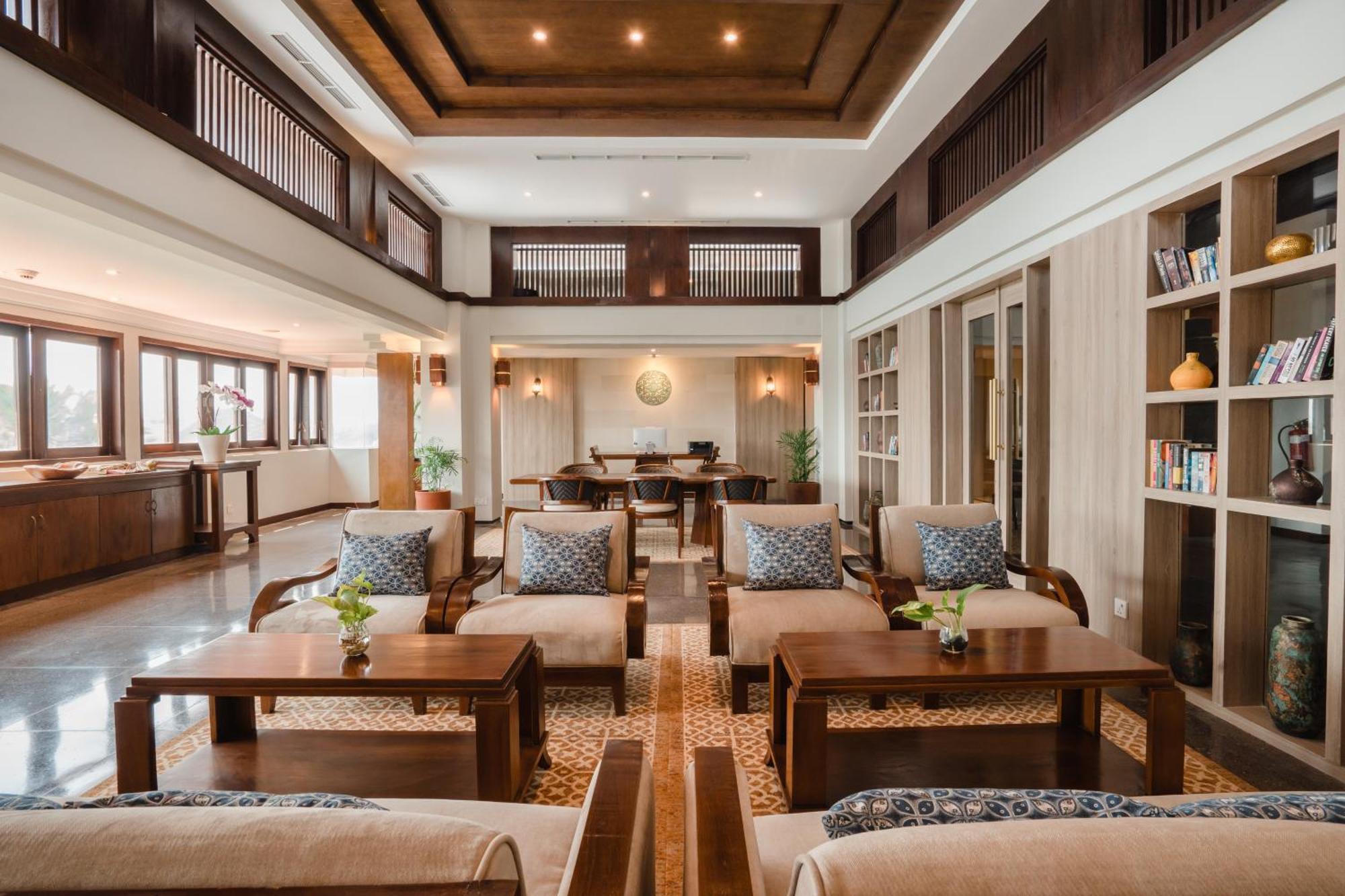 Ramayana Suites And Resort Kuta Lombok Exterior foto Library