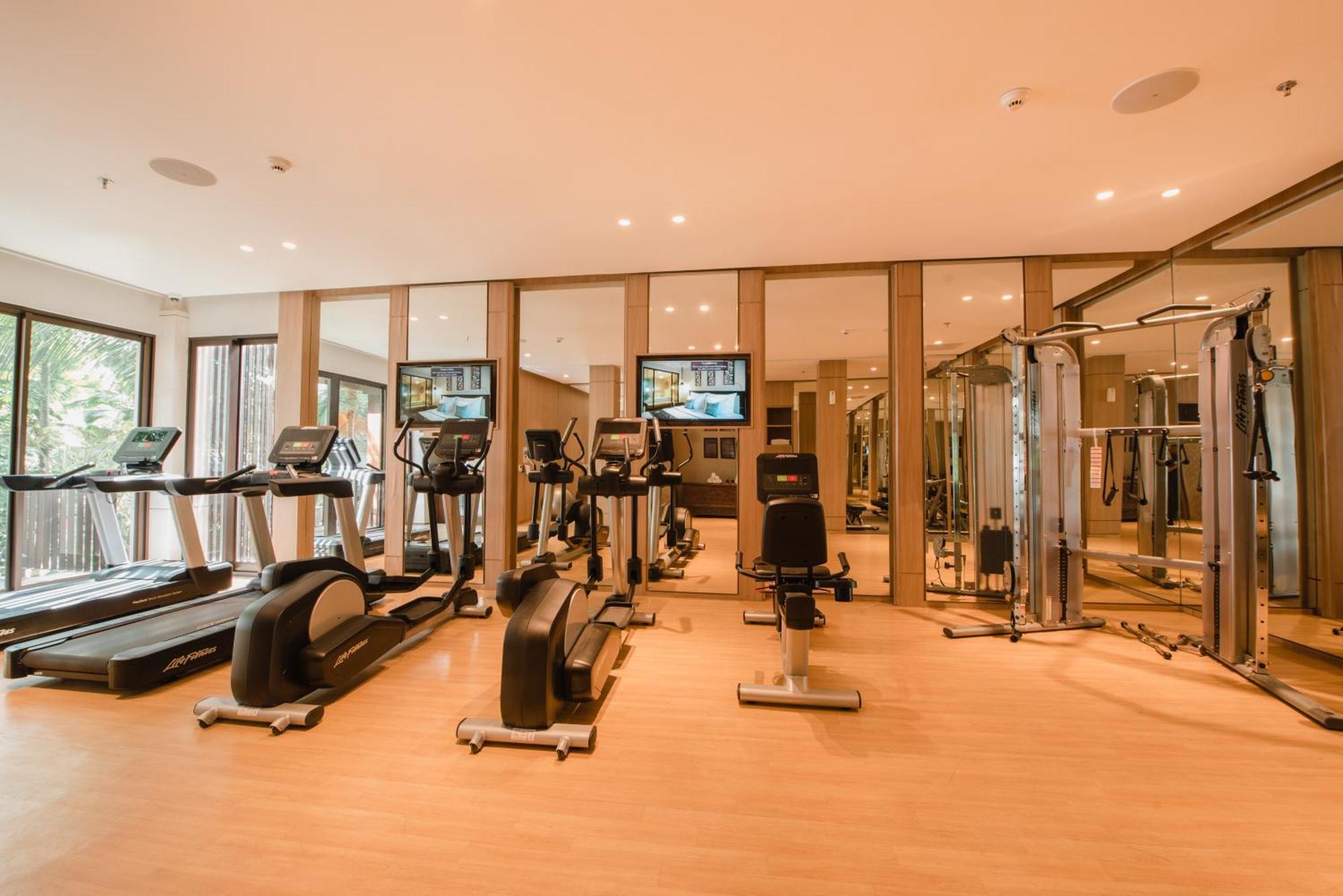 Ramayana Suites And Resort Kuta Lombok Exterior foto The gym at the hotel
