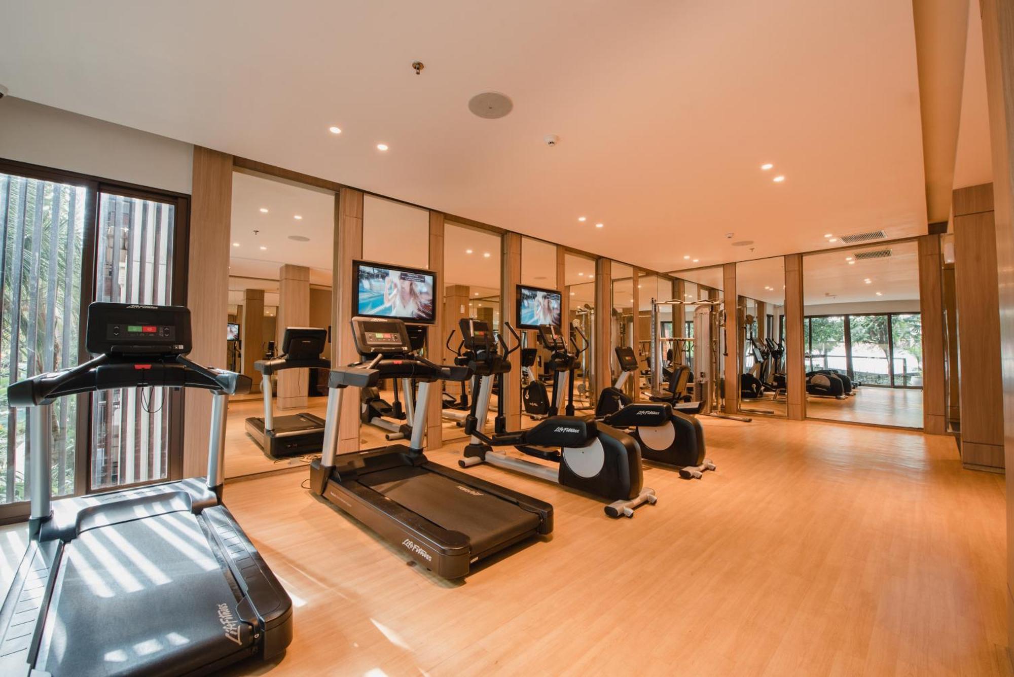 Ramayana Suites And Resort Kuta Lombok Exterior foto The gym at the hotel