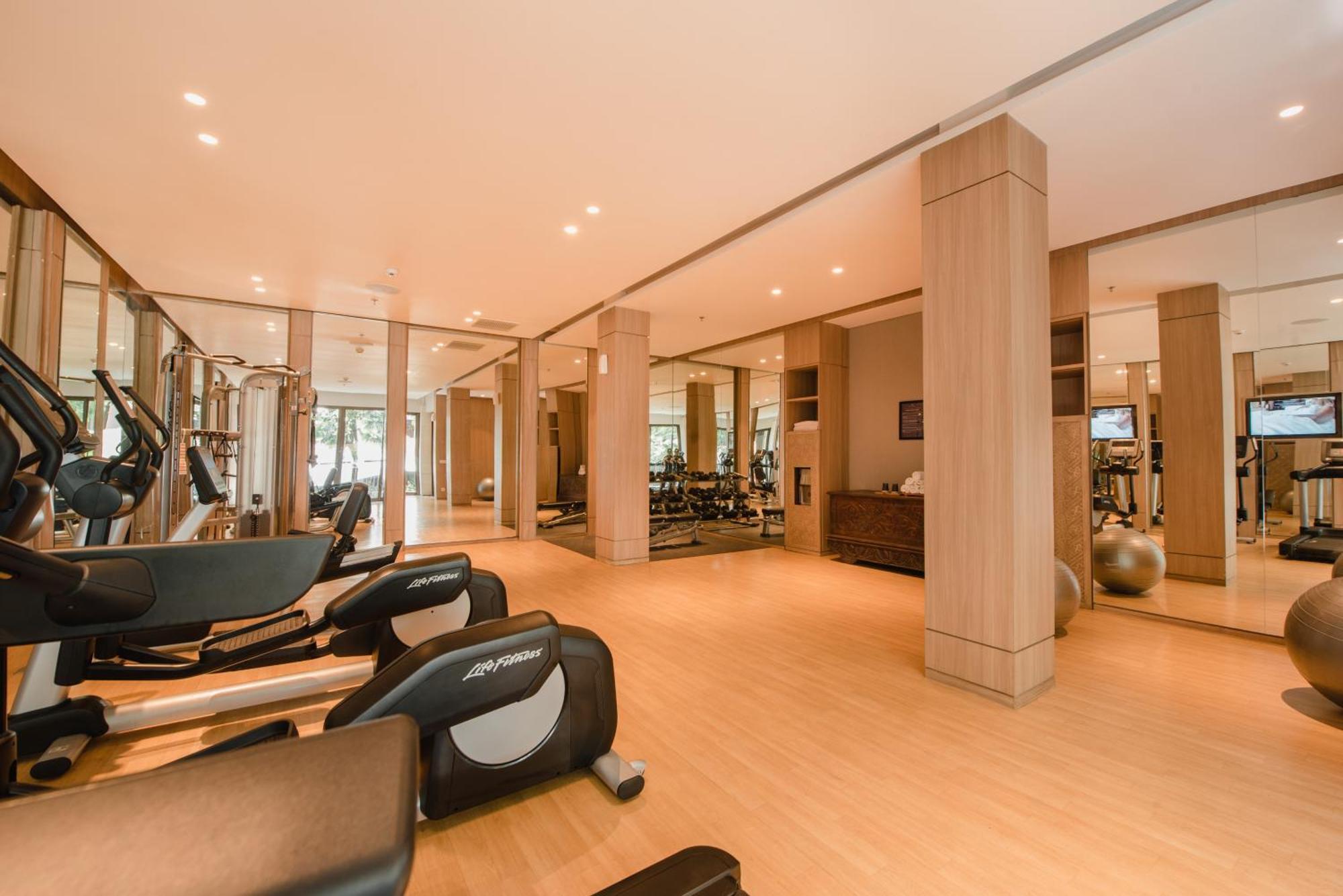 Ramayana Suites And Resort Kuta Lombok Exterior foto The gym at The Park, Hyderabad